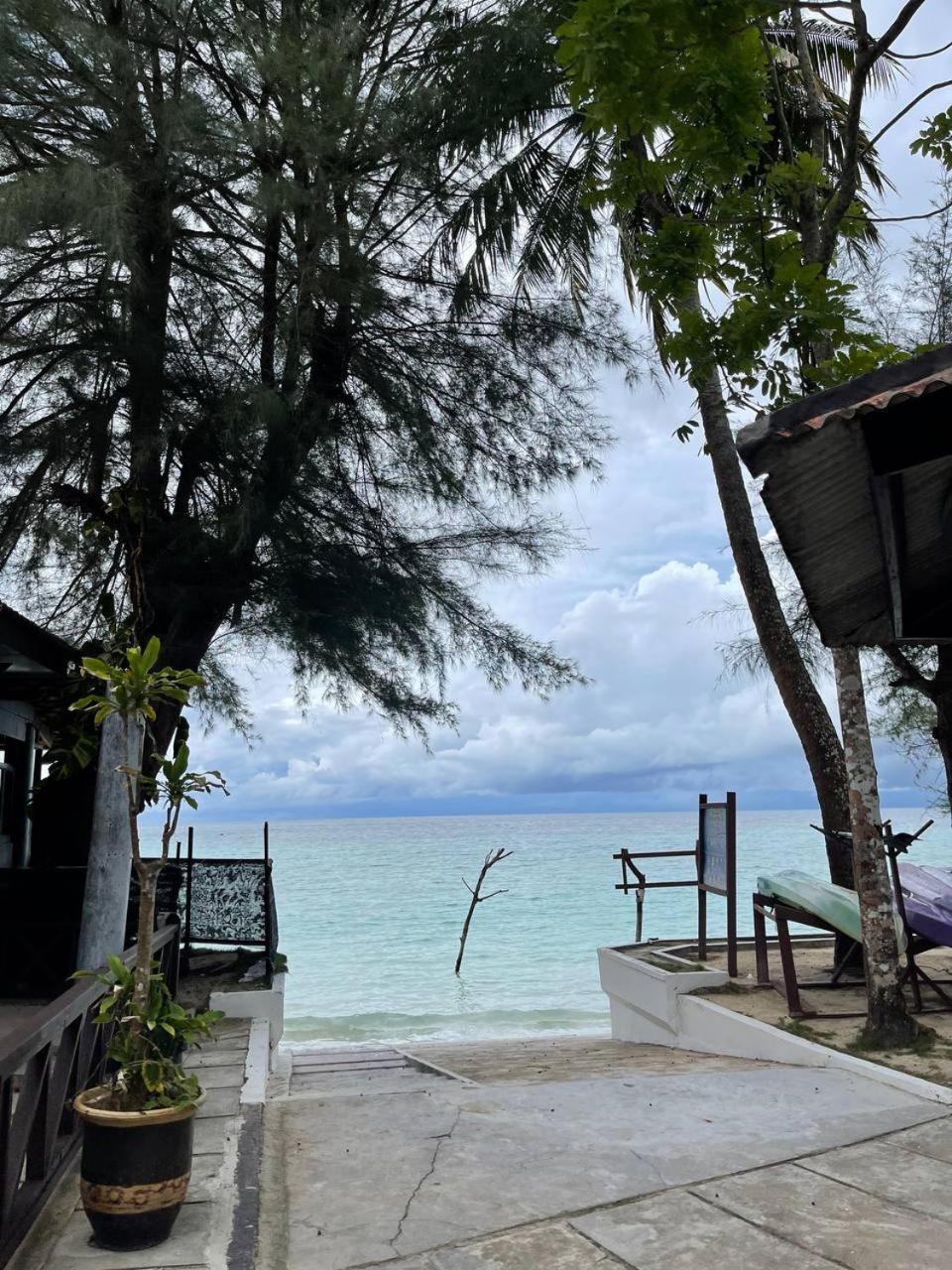 Beach Resort - Arwana Perhentian Besar Kampung Kuala Besut Exterior photo