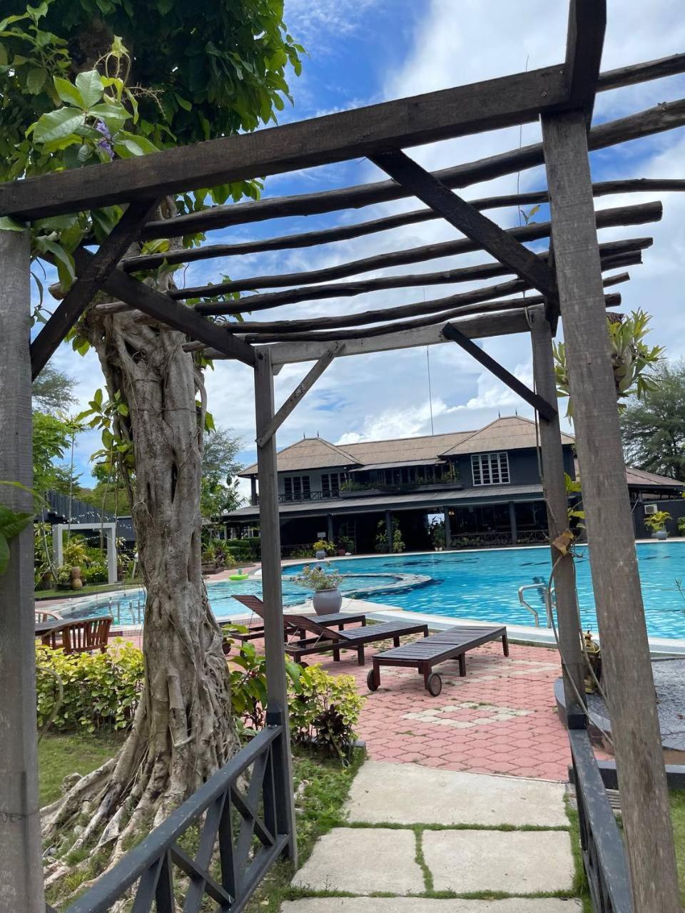 Beach Resort - Arwana Perhentian Besar Kampung Kuala Besut Exterior photo